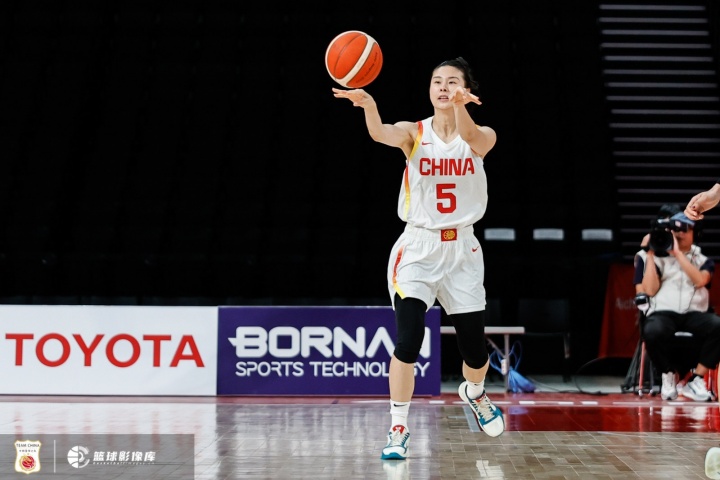 筐都歪了！中国女篮6节三分23中1 仅王思雨轰进1记三分